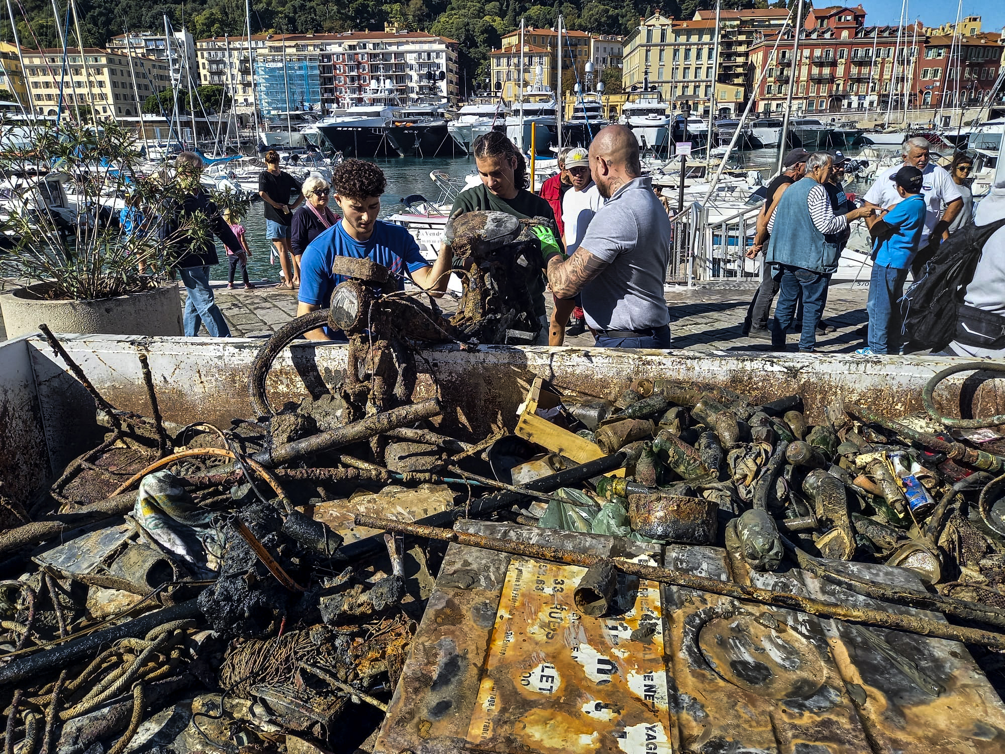 Nettoyage du port de Nice